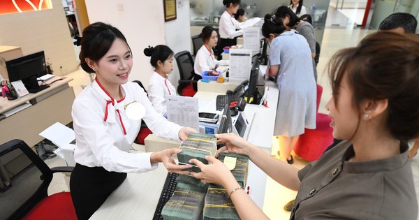 Vì sao nhiều người không gửi tiền ngân hàng?