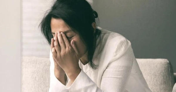 Đóng 1 tỷ tiền bảo hiểm suốt 10 năm, đến hạn rút tiền thì nhân viên thông báo: Chị phải đợi 65 năm nữa