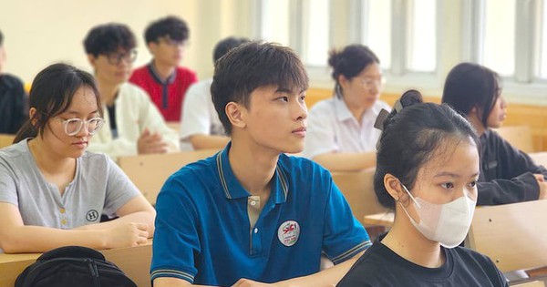 Đề Văn thi vào lớp 10 THPT chuyên Khoa học Xã hội và Nhân văn