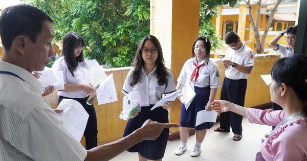 Thi tuyển sinh lớp 10: Một giám thị gặp sự cố, phải đi cấp cứu